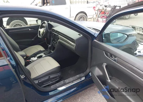 2021 Volkswagen Passat 2.0T R-Line z USA, uszkodzony, nr VIN 1VWMA7A32MC015844